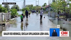 VIDEO: Banjir Rob Meninggi, Sekolah Dipulangkan Lebih Awal