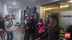 Pakai Rompi Pink, Eks Ketua PN Surabaya Resmi Ditahan di Rutan Salemba