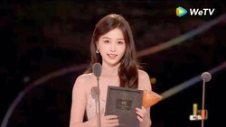 Esther Yu Raih Penghargaan di Ajang 'Tencent Video All Star Night 2024', Sikap Ding Yuxi Disorot
