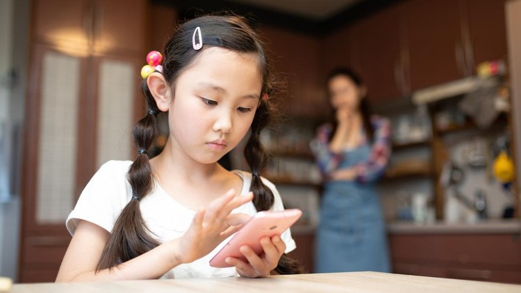 Ilustrasi anak main smartphone atau medsos Daughter operating a smartphone and mother worried
