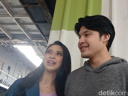 Gandeng Anak ke-4, Indira Soediro Dikira Jalan Bareng Suami