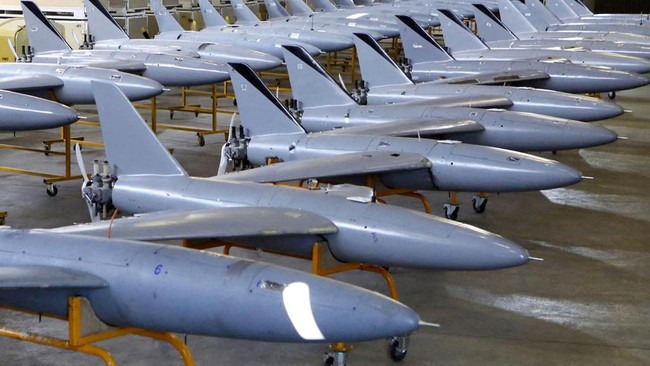 Pakar sistem drone asal Kanada, Cameron Chell, memperingatkan drone-drone Iran dapat menimbulkan bahaya nyata bagi kapal induk Amerika Serikat.