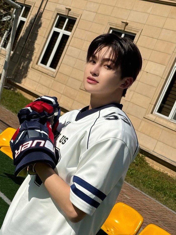 Jihoon, anggota TWS kedua termuda setelah Kyungmin, akan berulang tahun ke-20 berdasarkan sistem usia tradisional di Korea Selatan di Tahun Ular Kayu ini. Rekan satu grupnya, yakni Hanjin, juga akan memasuki usia dewasa./ Foto: instagram.com/tws_pledis