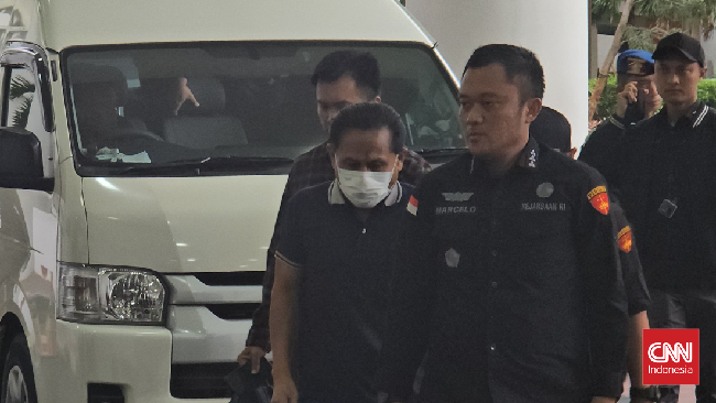 Eks Ketua PN Surabaya Resmi Jadi Tersangka di Kasus Suap Vonis Tannur Kejaksaan Agung resmi menetapkan mantan ketua Pengadilan Negeri (PN) Surabaya Rudi Suparmono sebagai tersangka dalam kasus suap vonis bebas Ronald Tannur.