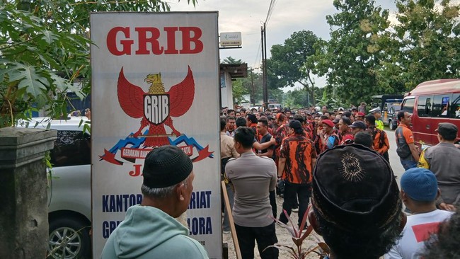 Bupati Blora Arief Rohman mendamaikan ormas Pemuda Pancasila dan Gerakan Rakyat Indonesia Bersatu (GRIB) Jaya yang terlibat bentrok kemarin.