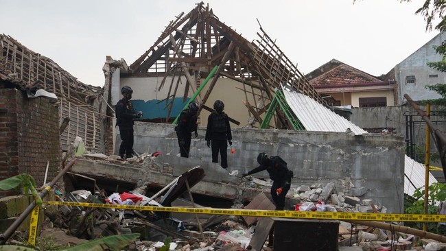 Tim Laboratorium Forensik menemukan selongsong kembang api atau petasan jenis sreng dor dalam lokasi ledakan rumah polisi di Mojokerto, Jawa Timur.