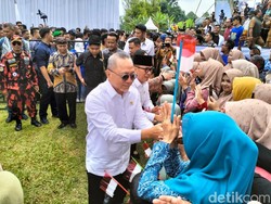 Mendes Yandri Disambut Riuh Warga di Peringatan Hari Desa