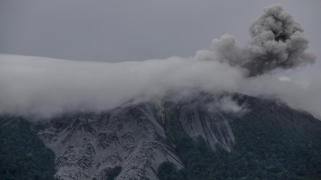 Status aktivitas Gunung Ibu di Pulau Halmahera, Maluku Utara naik dari Siaga menjadi Awas atau level IV pada Rabu (15/1) siang.