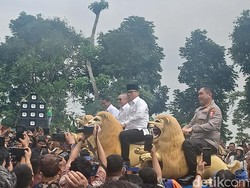 Momen Seru Saat Mendes Yandri dan Menko Zulhas Naik Sisingaan