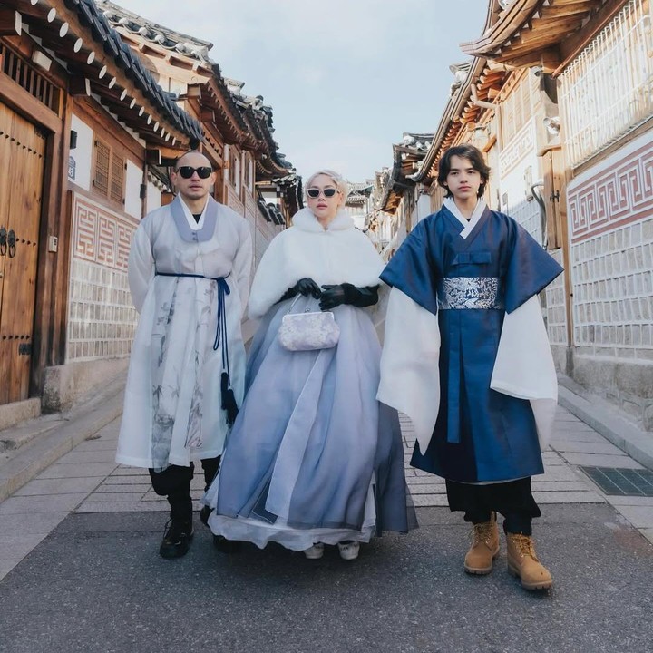 <p>BCL dan sang suami terlihat menawan mengenakan Hanbok warna putih dengan sentuhan hitam. Sementara itu, Noah sangat gagah dengan Hanbok biru tua dan putih. (Foto: Instagram: @itsmebcl)</p>