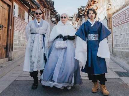 5 Potret BCL Ajak Sang Putra Noah Bergaya Pakai Hanbok di Korea Selatan