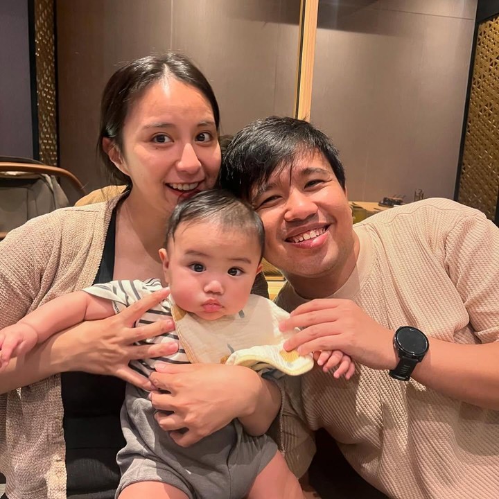 <p>Clairine Clay melahirkan putra pertamanya yang diberi nama Elio B. Suherman pada 22 Juli 2024. Kini, usia baby Elio pun sudah memasuki enam bulan. (Foto: Instagram: @clairineclay/@jojosuherman)</p>