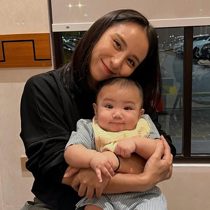<p>Tidak hanya dengan sang Ayah, baby Elio juga sangat akrab dengan Ibundanya. Pada sebuah unggahan, terlihat Elio terlihat anteng berada di pangkuan sang Bunda. (Foto: Instagram: @clairineclay/@jojosuherman)</p>