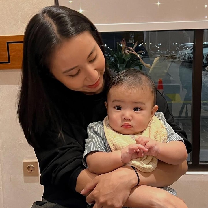 <p>Pada sebuah foto, Elio memasak wajah manyun seperti bebek nih, Bunda. Para netizen pun dibuat gemas dan menyebut Elio tampak seperti boneka. (Foto: Instagram: @clairineclay/@jojosuherman)</p>