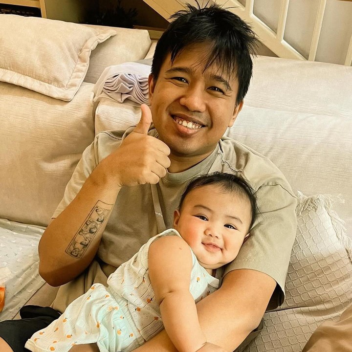 <p>Banyak netizen yang merasa gemas dengan sosok baby Elio nih, Bunda. Tidak sedikit pula yang mengatakan Si Kecil semakin mirip dengan boneka. (Foto: Instagram: @clairineclay/@jojosuherman)</p>