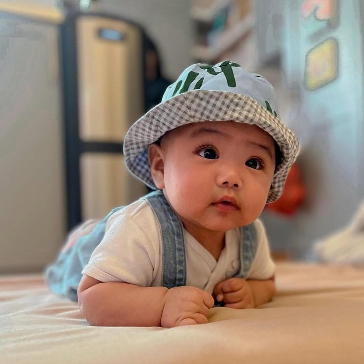 <p>Clairine dan sang suami, Joshua Suherman, selalu mengunggah momen berharganya bersama Elio melalui laman Instagram-nya. Misalnya saja ketika belajar tengkurap hingga makan malam bersama. (Foto: Instagram: @clairineclay/@jojosuherman)</p>