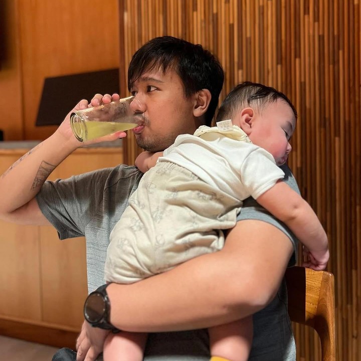<p>Pada salah satu ungahan, terlihat Elio sangat dekat dengan sang Ayah. Bahkan ia tertidur dalam pelukan Ayahnya ketika berada di sebuah restoran Jepang. (Foto: Instagram: @clairineclay/@jojosuherman)</p>