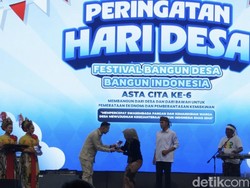 Pemberian Buku Panduan Awali Lomba Pemuda-pemudi Pelopor Desa