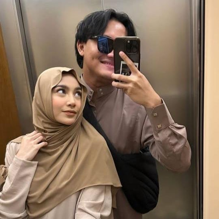 <p>Pasangan Rizky Febian dan Mahalini saat ini tengah berada di Tanah Suci, Makkah, untuk menjalani ibadah umrah. Pesona sang aktris yang terlihat mengenakan hijab pun sukses menyita perhatian netizen. (Foto: Instagram@rizkyfbian)</p>