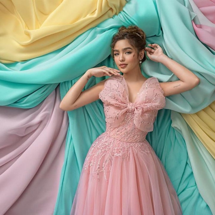 <p>Selain kariernya, latar belakang keluarga Andrea Brillantes pun menuai atensi dari para penggemar. Melansir laman <em>detikcom</em>, ia adalah anak ketiga dari atlet freedive nasional Filipina, Mabel Gorostiza alias Belle Brillantes. (Foto: Instagram @blythe)</p>