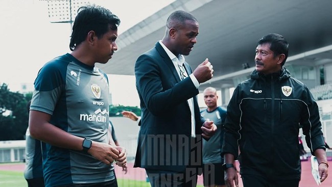 Pelatih Timnas Indonesia Patrick Kluivert mengunjungi sesi latihan Timnas Indonesia U-20 di Stadion Madya, Senin (13/1).