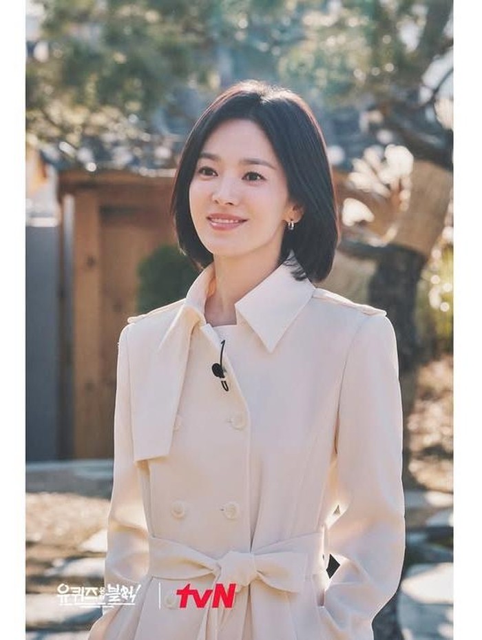 Ingin tampil beda dengan rambut baru, Beauties? Kamu juga bisa mencoba gaya classic bob hair seperti Song Hye Kyo ini, lho!/ Foto: instagram.com/youquizontheblock