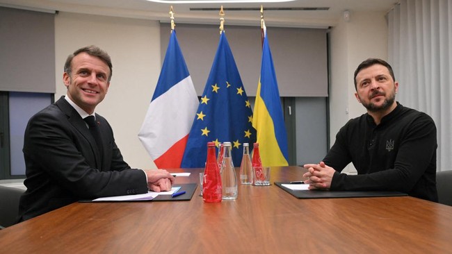 Presiden Ukraina Volodymyr Zelensky membahas ide pengerahan pasukan blok Barat ke Eropa Timur ini saat bertemu Presiden Prancis Emanuel Macron, Senin (13/1).