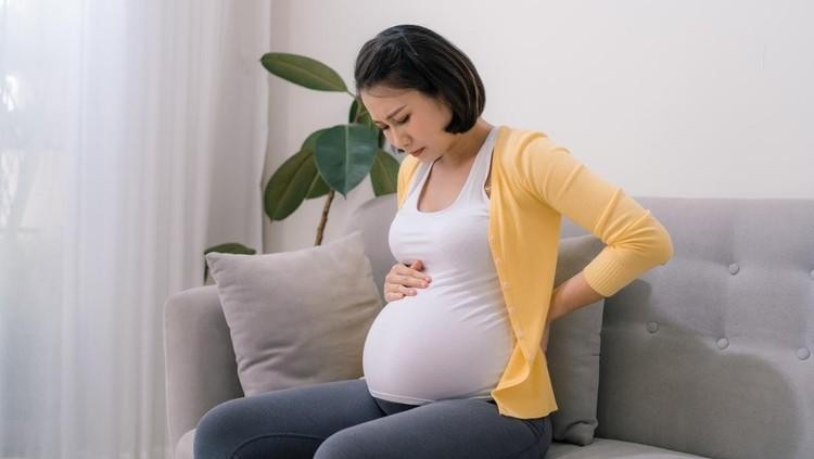 Tak sedikit Bunda yang mungkin sering buang air kecil saat hamil. Ketahui yuk cara mengatasi sering buang air keci saat hamil yang efektif dan aman berikut ini.