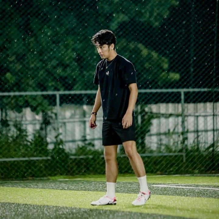 <p>Salah satunya seperti <em>postingan</em> berikut ini ketika Abidzar bermain sepak bola. Tak sedikit netizen yang kagum dengan paras tampan pria 23 tahun ini, Bunda. "Cakep amat sih," tulis akun @peggypram****. "Ganteng banget loooh," tulis akun @istikoma****. (Foto: Instagram@abidzar73)</p>