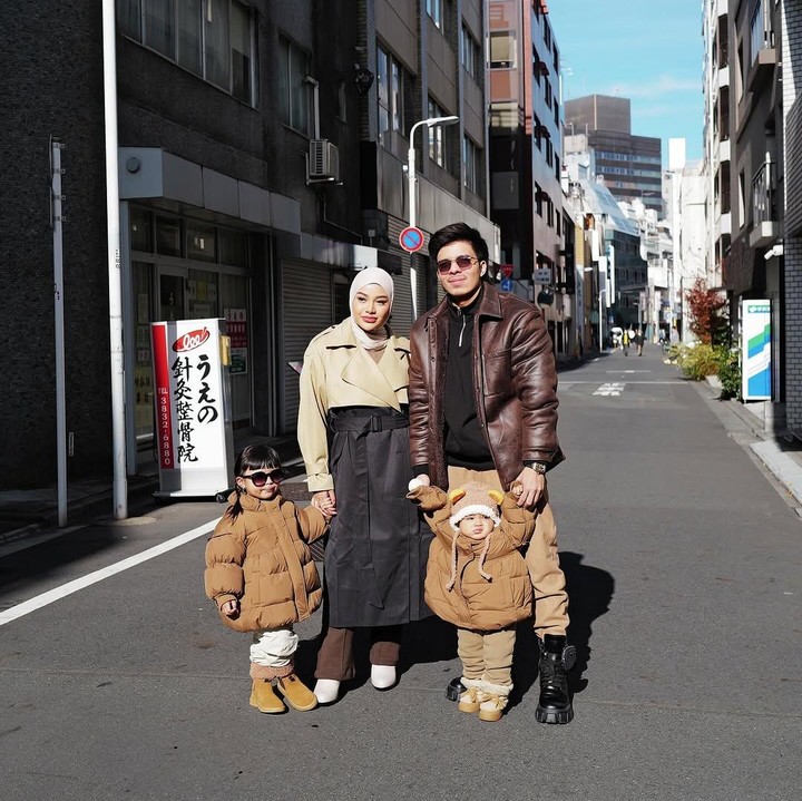 <p>Sosok Ameena dan Azura putri Aurel dan Atta Halilintar selalu menarik perhatian netizen, Bunda. Tidak hanya memiliki wajah yang cantik, kakak beradik ini juga kerap tampil menggemaskan. (Foto: instagram: @aurelie.hermansyah/@attahalilintar)</p>