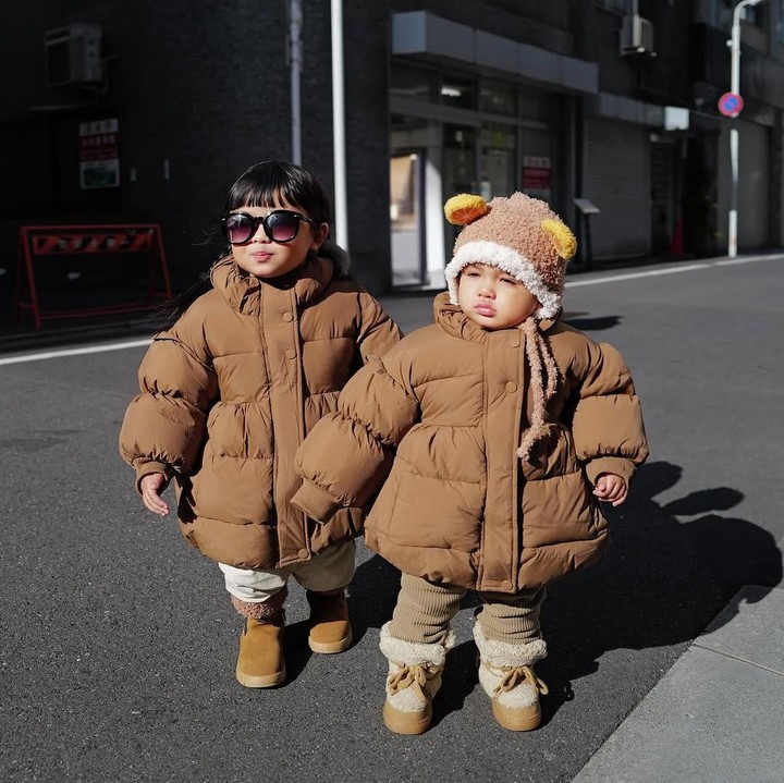 <p>Saat berlibur ke Jepang di akhir tahun 2024, keduanya tampil menggemaskan dengan mantel tebal warna cokelat. Selain itu, sepatu keduanya pun memiliki warna senada, Bunda. (Foto: instagram: @aurelie.hermansyah/@attahalilintar)</p>