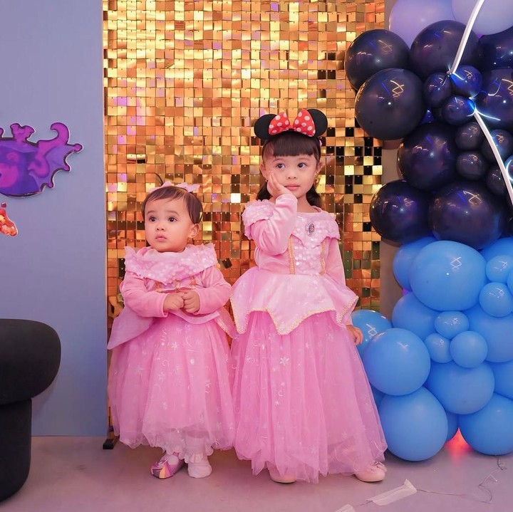 <p>Ketika menghadiri sebuah acara ulang tahun, Ameena dan Azura kompak mengenakan gaun princess warna merah muda berlengan panjang. Keduanya juga semakin menawan dengan bando di kepala. (Foto: instagram: @aurelie.hermansyah/@attahalilintar)</p>