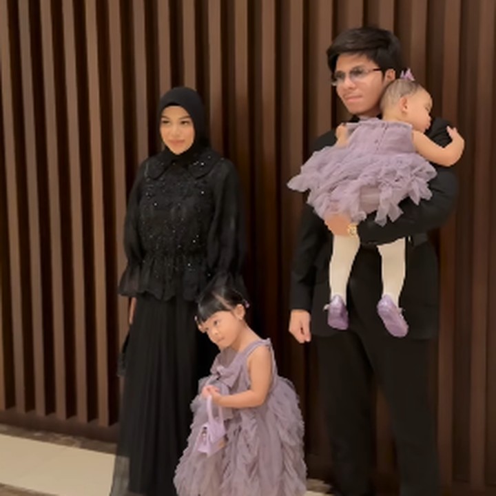 <p>"<em>MasyaAllah</em> cakep-cakep banget anaknya Papata dan Mama Nur, mukanya imut, cantik. Kalau Kakak Na sudah bisa gaya, kalau adik muka manyun saja lucu dan cantik. Bajunya kerennnn, sepatu adek keren banget," ujar seorang netizen. "Ameena itu gaya apa saja cantik banget, masih kecil tapi fashion-nya banget bangetttt," puji netizen lainnya. (Foto: instagram: @aurelie.hermansyah/@attahalilintar)</p>