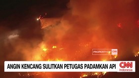 VIDEO: Angin Kencang Sulitkan Petugas Padamkan Api di Los Angeles