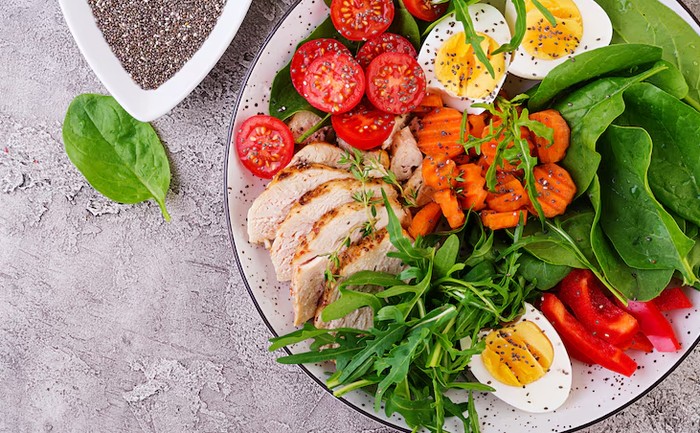 Aturan makan sehat yang bisa kamu skip/Foto: Freepik.com/timolina