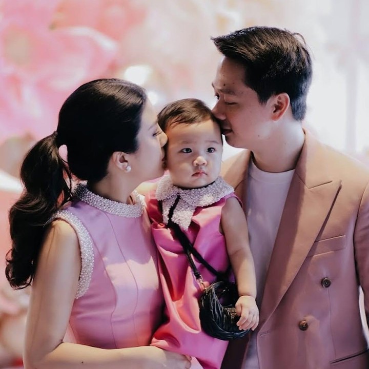 <p>"Selamat ulang tahun yang pertama Avery. Tumbuh sehat, pintar, cantik, dalam lindungan Tuhan ya," ujar seorang netizen. "Selamat ulang tahun Avery, sehat, panjang umur, tumbuh jadi anak yang penuh sukacita dan sukacita itu mengalir untuk banyak orang di sekitarmu," doa netizen lainnya dengan menyisipkan emotikon hati. (Foto: Instagram: @valenciatanoe)</p>