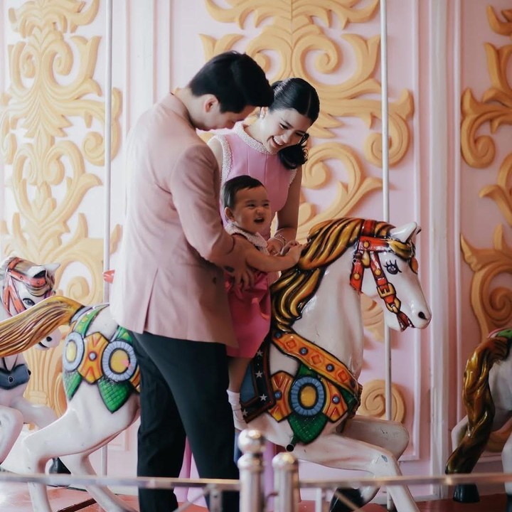 <p>Ada berbagai kegiatan yang bisa dilakukan di pesta ulang tahun Avery ini, Bunda. Selain games menarik, di ruangan terdapat pula komedi putar kuda yang bisa dinaiki oleh anak-anak. (Foto: Instagram: @valenciatanoe)</p>