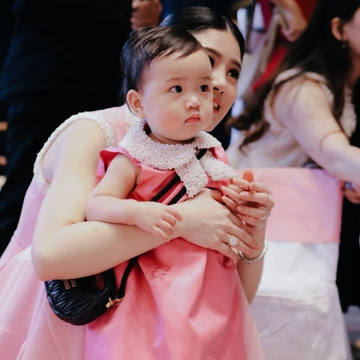 <p>Banyak netizen yang turut berbahagia dengan bertambahnya usia Avery, Bunda. Mereka pun mendoakan agar Si Kecil tumbuh menjadi anak yang penuh sukacita dan terus dalam lindungan Tuhan. (Foto: Instagram: @valenciatanoe)</p>