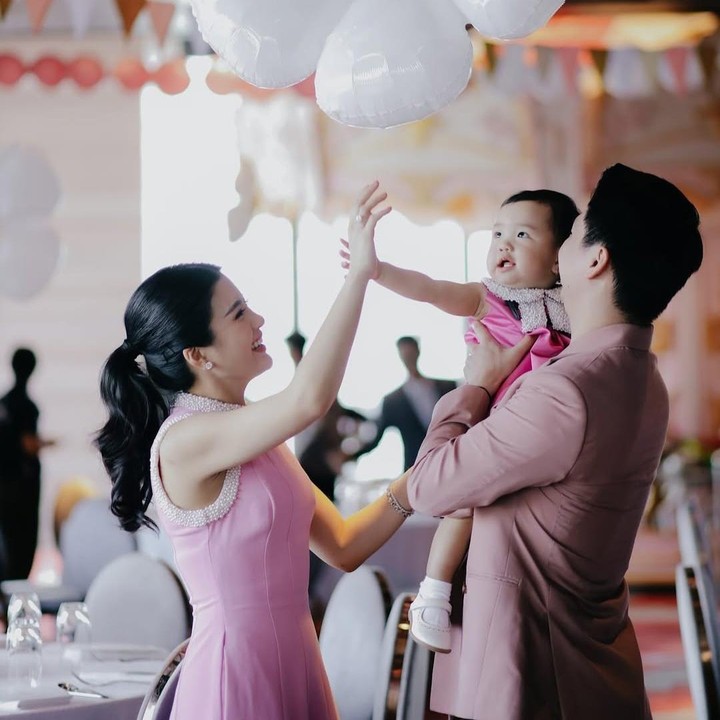 <p>Putri Kevin Sanjaya dan Valencia Tanoe, Avery Victoria Sukamuljo, baru saja merayakan ulang tahunnya yang pertama, Bunda. Avery sendiri lahir pada 8 Januari 2024. (Foto: Instagram: @valenciatanoe)</p>