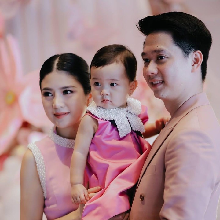 <p>Avery terlihat anggun mengenakan gaun merah muda berkerah putih. Gaun ini ternyata sangat mirip dengan yang dipakai oleh sang Bunda. "Ulang tahun pertama Avery," tulis Valencia menggunakan Bahasa Inggris. (Foto: Instagram: @valenciatanoe)</p>