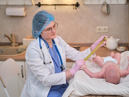 Tahapan Pertumbuhan Bayi yang Ideal di Usia 1-12 Bulan
