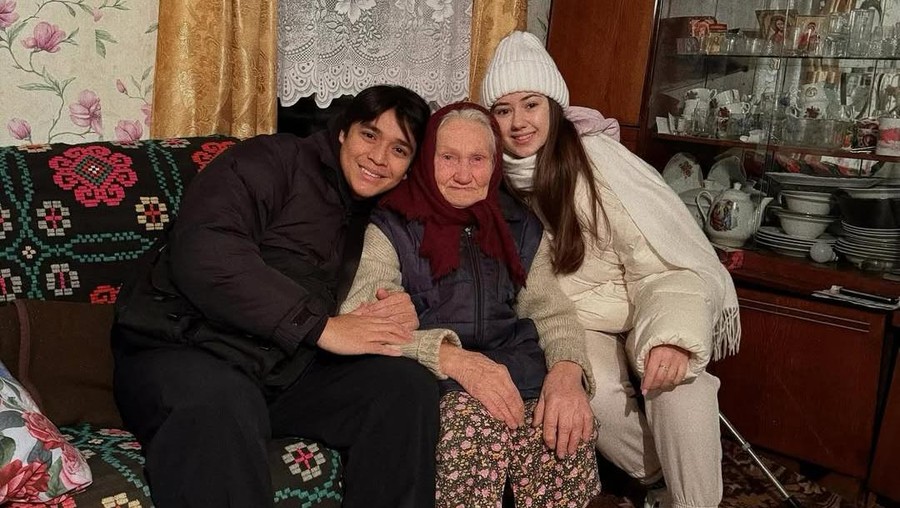 Billy Syahputra Pamer Foto Bareng Keluarga Pacar di Belarus, Sudah Dapat Restu? Billy Syahputra Pamer Foto Bareng Keluarga Pacar di Belarus, Sudah Dapat Restu?