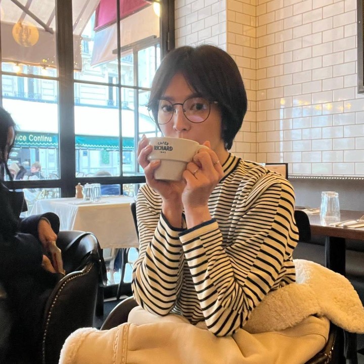 <p>Song Hye Kyo terlihat memesona dengan model rambut pendeknya saat ia berkunjung ke Paris. Momen tersebut ia bagikan melalui unggahan di akun Instagram pribadinya. "Beberapa hari yang lalu di Paris." tulisnya di bagian caption. (Foto: Instagram @kyo1122)</p>