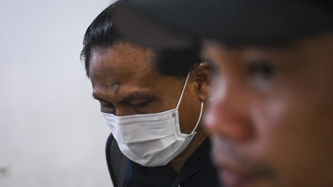 Mantan Ketua PN Surabaya Rudi Suparmono didakwa menerima suap SGD 43 ribu terkait kasus pembunuhan Ronald Tannur.