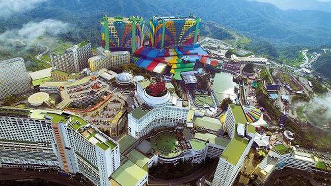 Malaysia adalah rumah bagi First World Hotel, yang menurut Guinness World Records, merupakan hotel terbesar di seluruh dunia dengan 7.351 kamar.