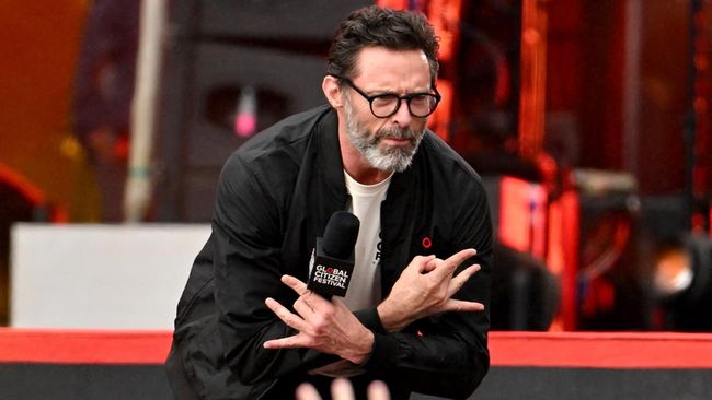 Hugh Jackman tak tahan untuk tak pamer kemesraan dengan pacarnya yang baru, Sutton Foster.