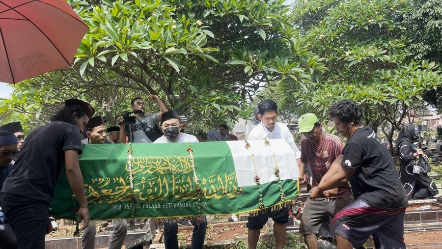 Ibnu Jamil Jenazah ibunda Ibnu Jamil tiba di pemakaman