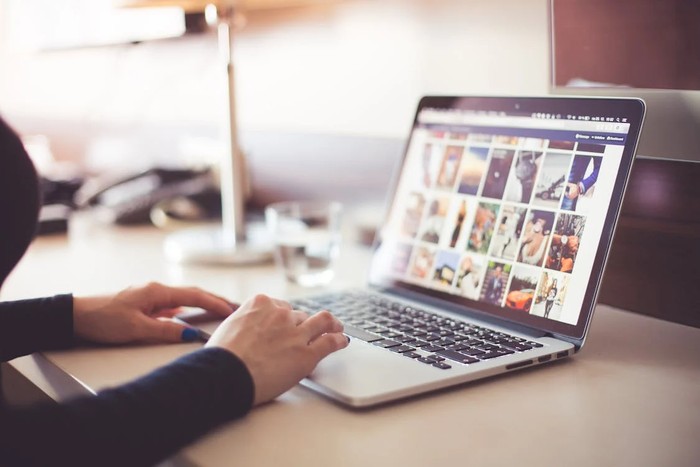 Ilustrasi seseorang mengelola sosial media/Foto: pexels.com/picjumbo.com