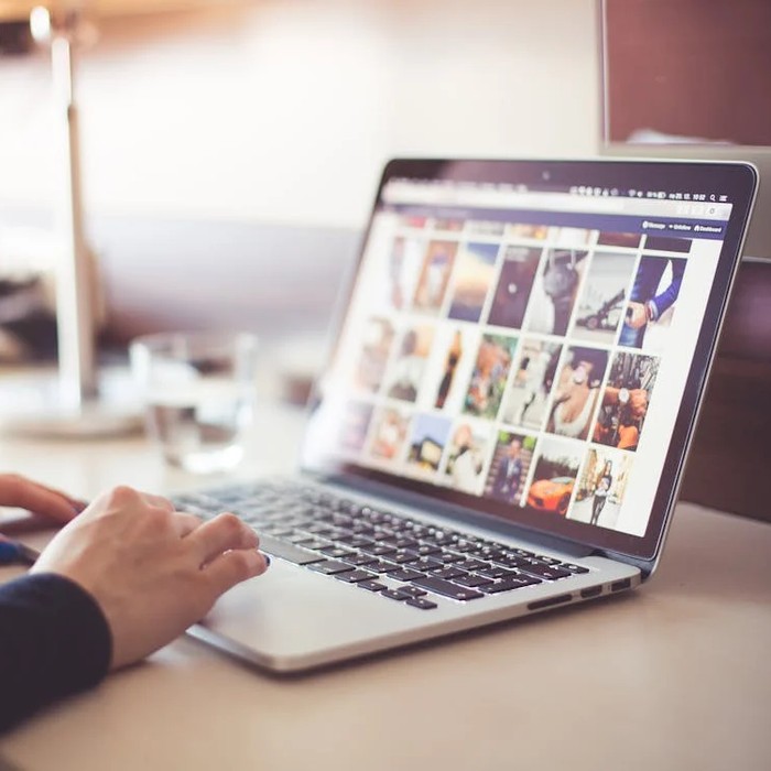 Ilustrasi seseorang mengelola sosial media/Foto: pexels.com/picjumbo.com