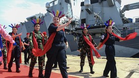 FOTO: Momen Kapal Perang Inggris HMS Spey Berlabuh di Tanjung Priok